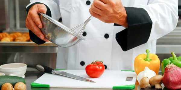 Chef de cozinha preparando um molho