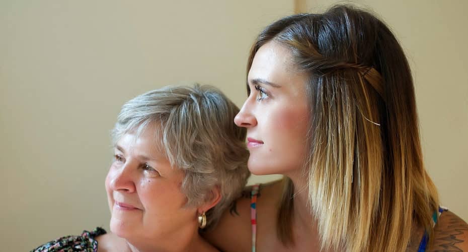 Mãe e filha sorrindo